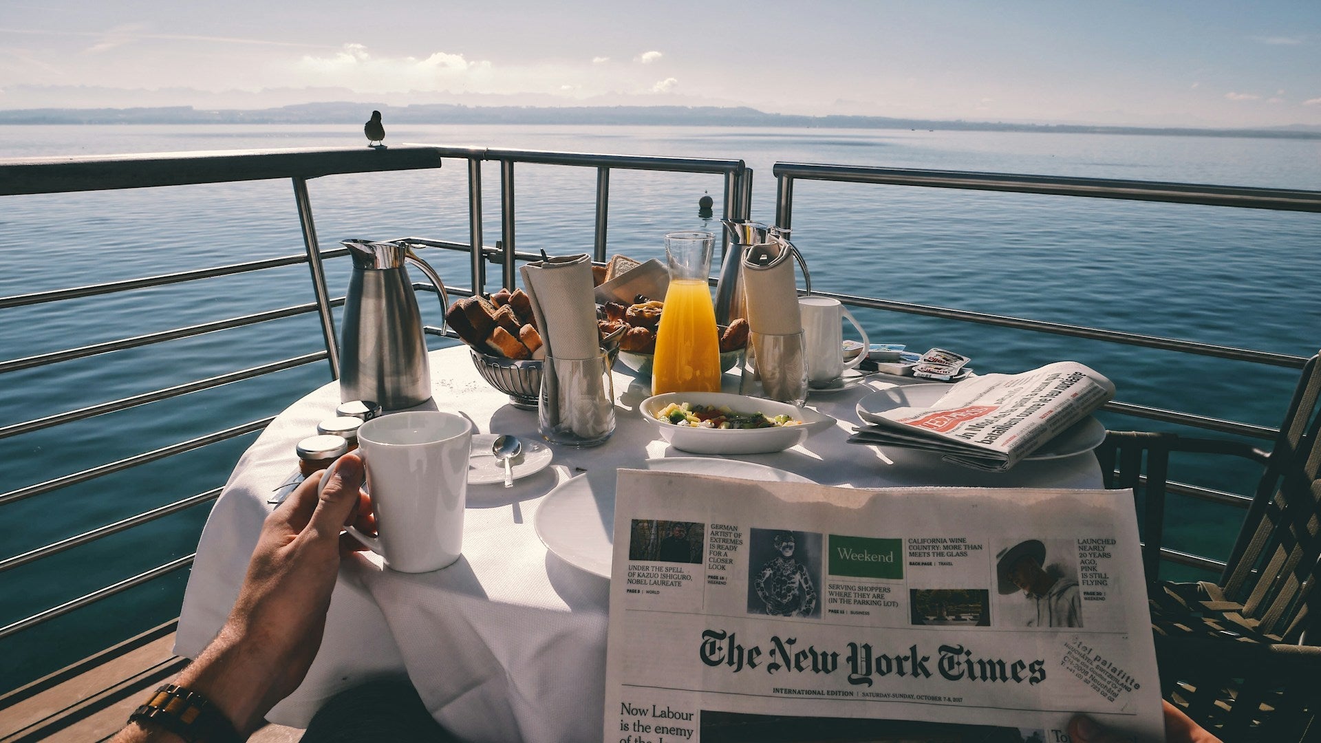 How to Keep Drinks From Spilling on Your Boat